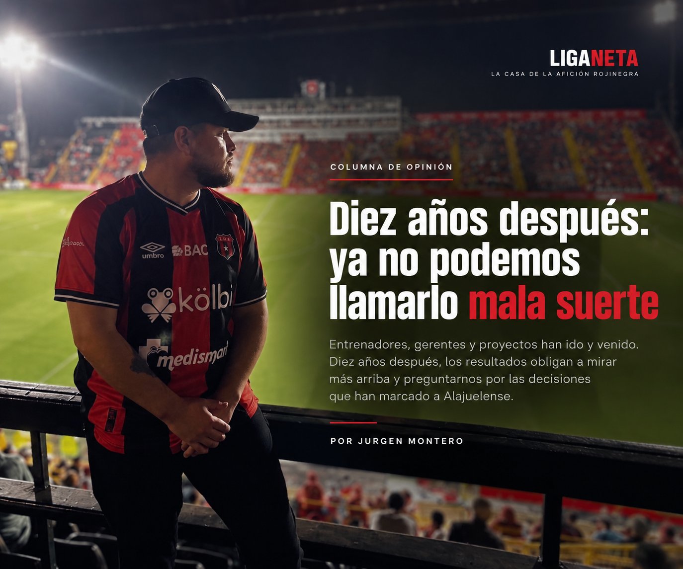 Jurgen Montero en las graderías del estadio Alejandro Morera Soto, vistiendo la camiseta rojinegra de Alajuelense.